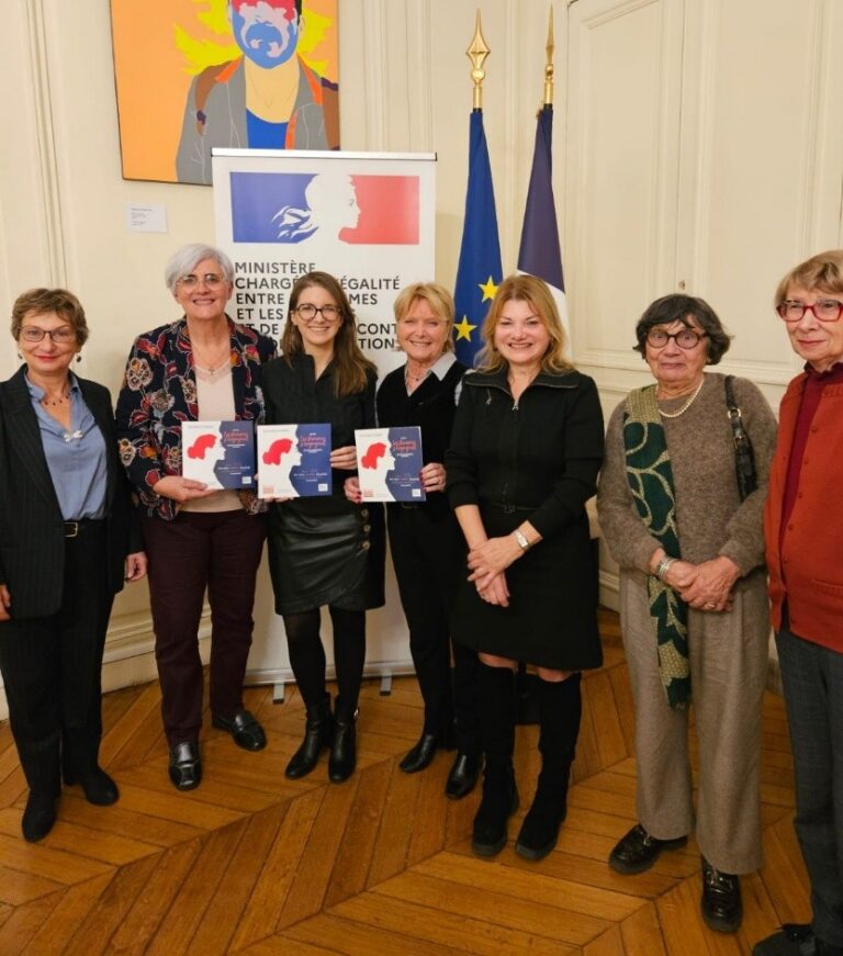 Remise du Guide de la candidate « Les femmes s’engagent » à la ministre Aurore BERGÉ  